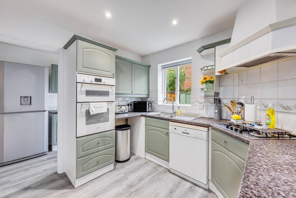 Stylish Detached House - Close To City Centre - Sleeps Up To 7 - Driveway Parking, Self Check-In, Study Room, Fast Wifi And Sky Tv By Yoko Property Milton Keynes Exterior foto